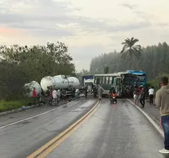 Motorista morre em batida entre carreta e ônibus de trabalhadores