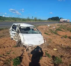 Mulher morre e bebê fica ferido em acidente com carro e caminhão na BA