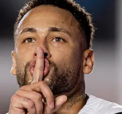 Neymar dá resposta atravessada ao ser questionado de lesão: 'Tá aqui'