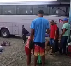 Pelo menos dois morrem após ônibus invadir rodoviária na Bahia
