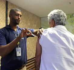 Salvador amplia vacinação contra gripe para toda a população