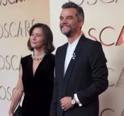 Wagner Moura chega ao tapete vermelho do Oscar acompanhado da esposa