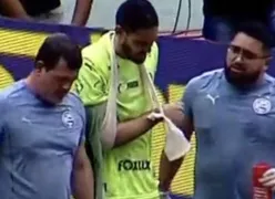 Goleiro do Bahia 'quebra' braço após defesa e imagem choca; assista