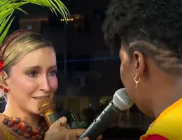 Carnaval: Claudia Leitte convida ambulante para trio e se emociona