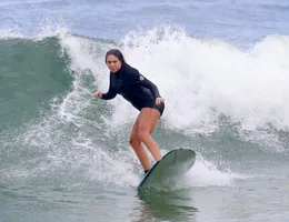 Carol Portaluppi pede ajuda para tirar roupa após dia de surfe; FOTOS