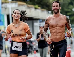 Ex-marido de Ivete Sangalo causa alvoroço ao posar em prova com médica