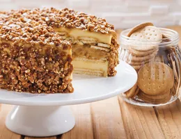 Faça torta de biscoito Maria com doce de leite e crocante de castanha
