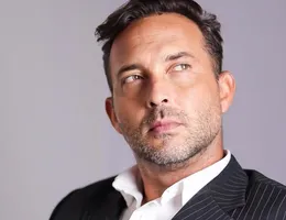Irmão de Virginia é condenado por importunação sexual