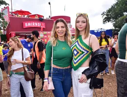 Sheila Mello leva filha 'sósia' para ver jogo do Brasil e altura choca