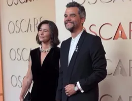 Wagner Moura chega ao tapete vermelho do Oscar acompanhado da esposa