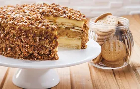 Faça torta de biscoito Maria com doce de leite e crocante de castanha