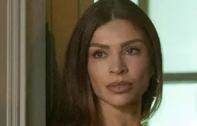 'Três Graças': Arminda joga neta da escada em perseguição policial