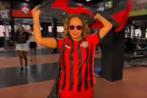 Daniela Mercury surge em jogo do Vitória e alfineta Bahia