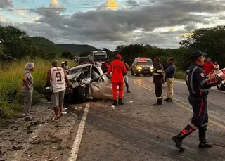 Batida entre van e carro deixa feridos em rodovia na Bahia