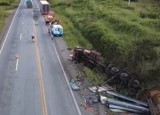 Caminhoneiro morre após carreta tombar em rodovia da Bahia