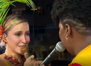 Carnaval: Claudia Leitte convida ambulante para trio e se emociona