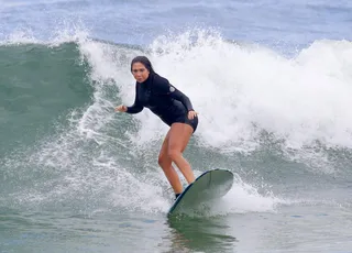 Carol Portaluppi pede ajuda para tirar roupa após dia de surfe; FOTOS