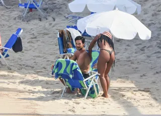 Duda Santos e Tiago Iorc são vistos em clima íntimo em praia do RJ