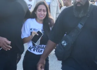 Esposa de Mc Ryan cai no choro em porta de cadeia por notícia chocante