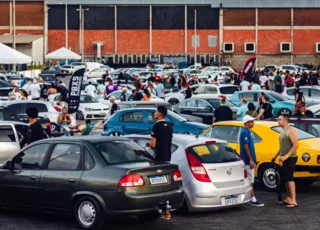 Evento automotivo reúne fãs de carros modificados em Lauro de Freitas