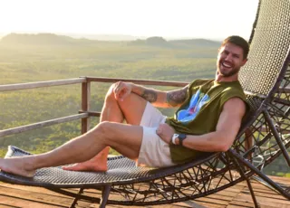 Ex-BBB Jonas Sulzabch causa climão e recusa tirar foto com ex-sister