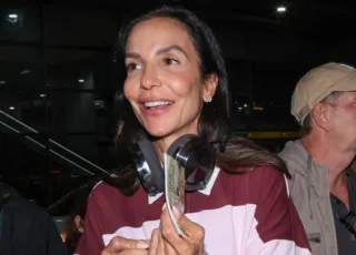 Ivete Sangalo retorna ao Brasil e affair deixa aeroporto 'escondido'