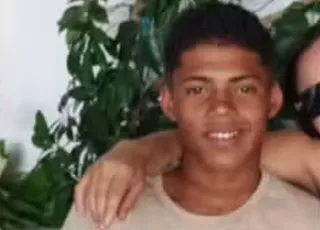 Jovem de 18 anos morre após bater carro em carreta na Bahia