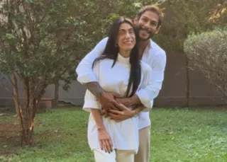 Michelle Barros e Shia Phoenix anunciam primeiro filho