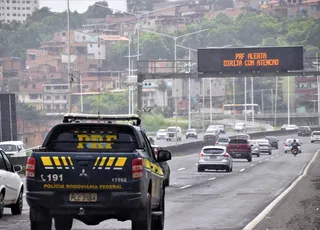 Motociclista morre em acidente com caminhão na BR-324