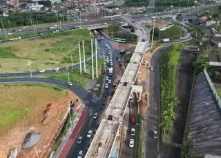Obras do VLT provocam bloqueios em trechos da BR-324 em Salvador