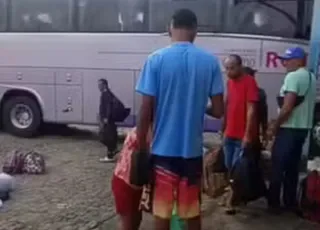 Pelo menos dois morrem após ônibus invadir rodoviária na Bahia