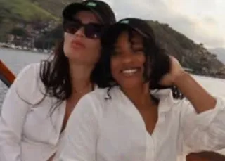 Rebeca Andrade e empresária surgem de aliança em clima de romance