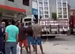 Sete ficam feridos após caminhão desgovernado atingir prédio na Bahia