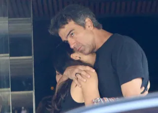 Tadeu Schmidt surge abatido após morte do irmão e ganha beijo especial