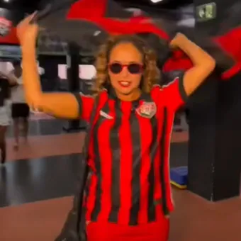 Daniela Mercury surge em jogo do Vitória e alfineta Bahia