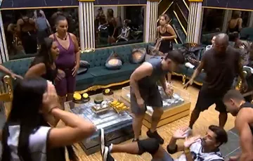 BBB 26: Cowboy se engasga, entra em desespero e é atendido às pressas
