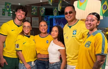 Carla Perez e Sheila Carvalho reúnem a família em jogo do Brasil