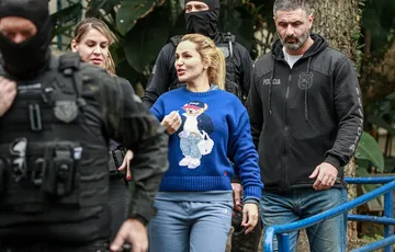 Deolane Bezerra solta o verbo após exame no IML: 'Presa por trabalhar'