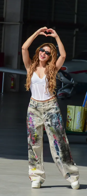 Shakira desembarca no Brasil para megashow no Rio e surpreende fãs