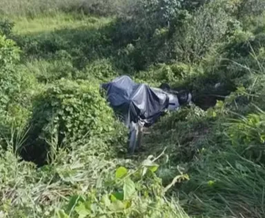 Homem morre e seis pessoas ficam feridas após carro capotar na Bahia