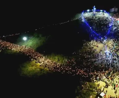 Mais de 20 mil pessoas participam de procissão com tochas na Bahia