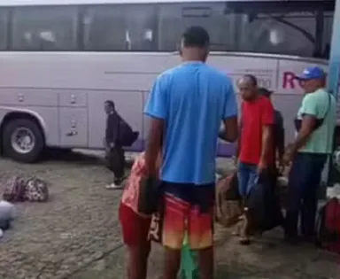 Pelo menos dois morrem após ônibus invadir rodoviária na Bahia