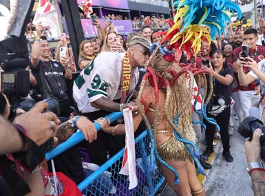 Beijão, dança e desfile: Lore Improta e Léo Santana brilham na Sapucaí