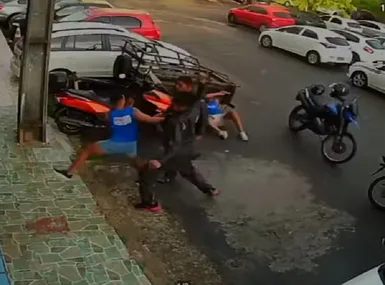 VÍDEO: homens são agredidos com socos por mototaxistas em Salvador