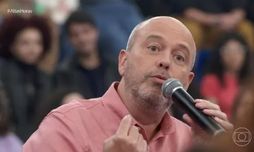 
					Alex Escobar reaparece após susto ao vivo e revela resultado de exames
				
				