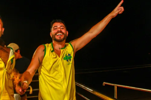 
					Alinne Rosa surpreende ao tirar a roupa no Carnaval de Salvador; VÍDEO
				
				