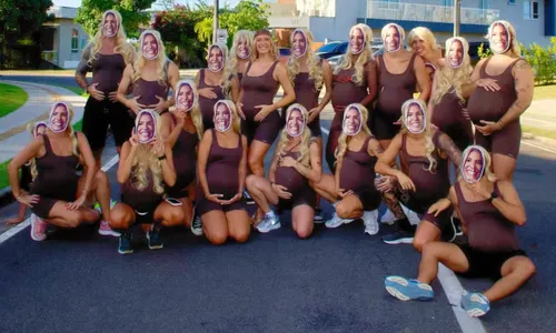 
					Amigos se fantasiam de Lore Improta grávida em festa de Léo Santana
				
				