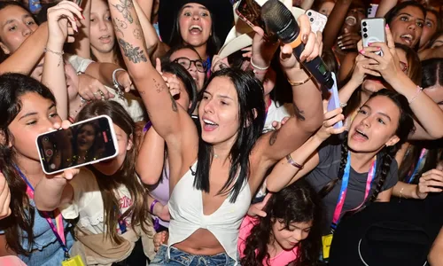 
					Ana Castela faz brinde especial em navio e exibe corpão em fotos
				
				