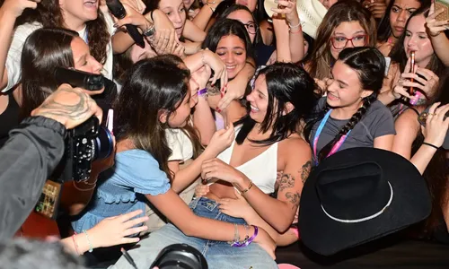 
					Ana Castela faz brinde especial em navio e exibe corpão em fotos
				
				