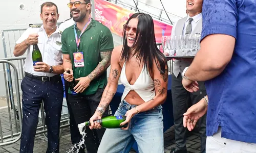 
					Ana Castela faz brinde especial em navio e exibe corpão em fotos
				
				